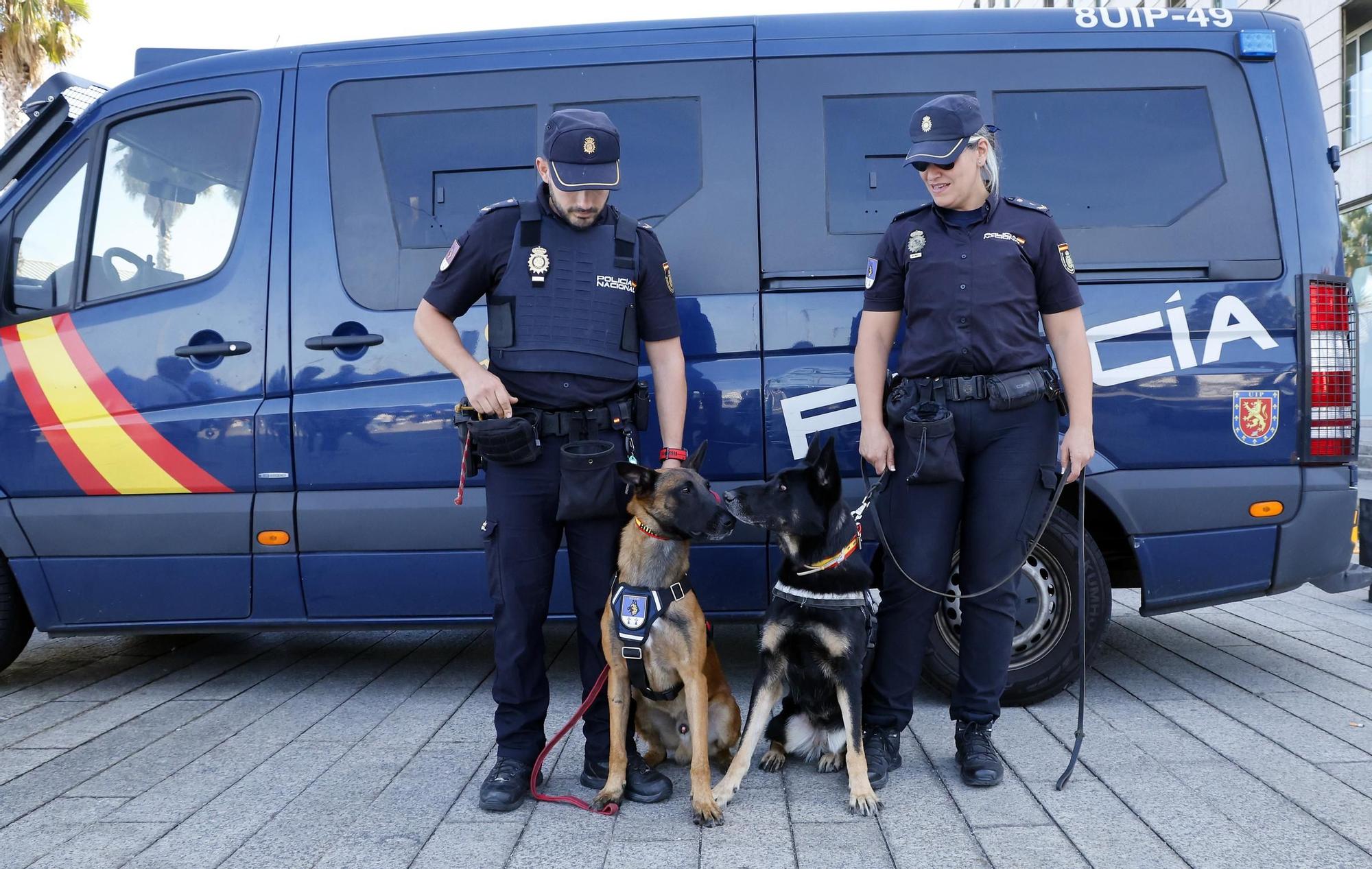 Los perros policía y el robot Sira, protagonistas en la "Exposición de Medios" de la Policía Nacional