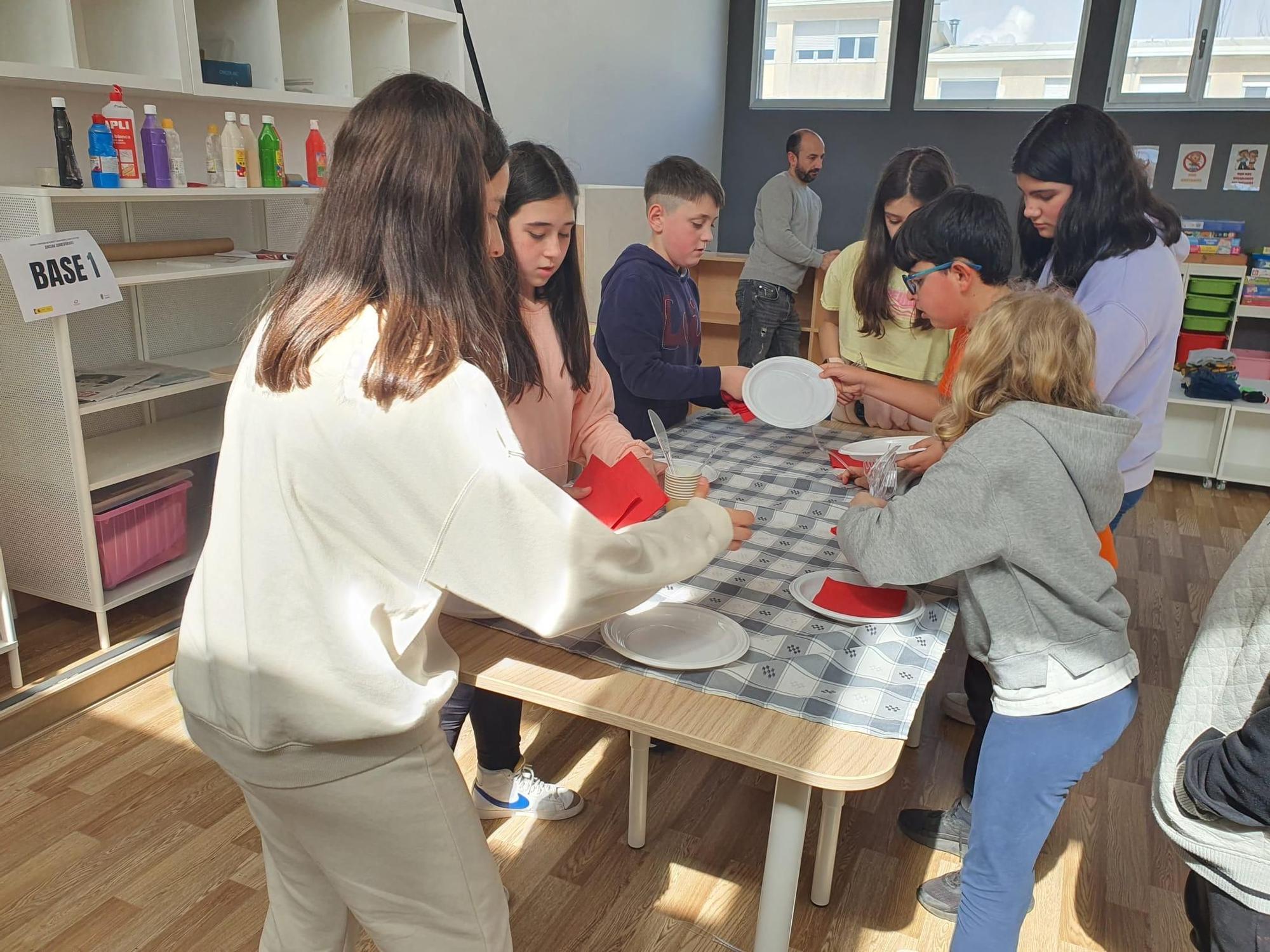 Niños y niñas de Valga realizando labores domésticas en igualdad.