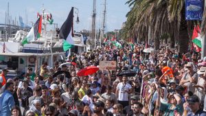 Cientos de personas se han concentrado en el Moll de la Fusta para despedir la Global Sumud Flotilla antes de partir a Gaza
