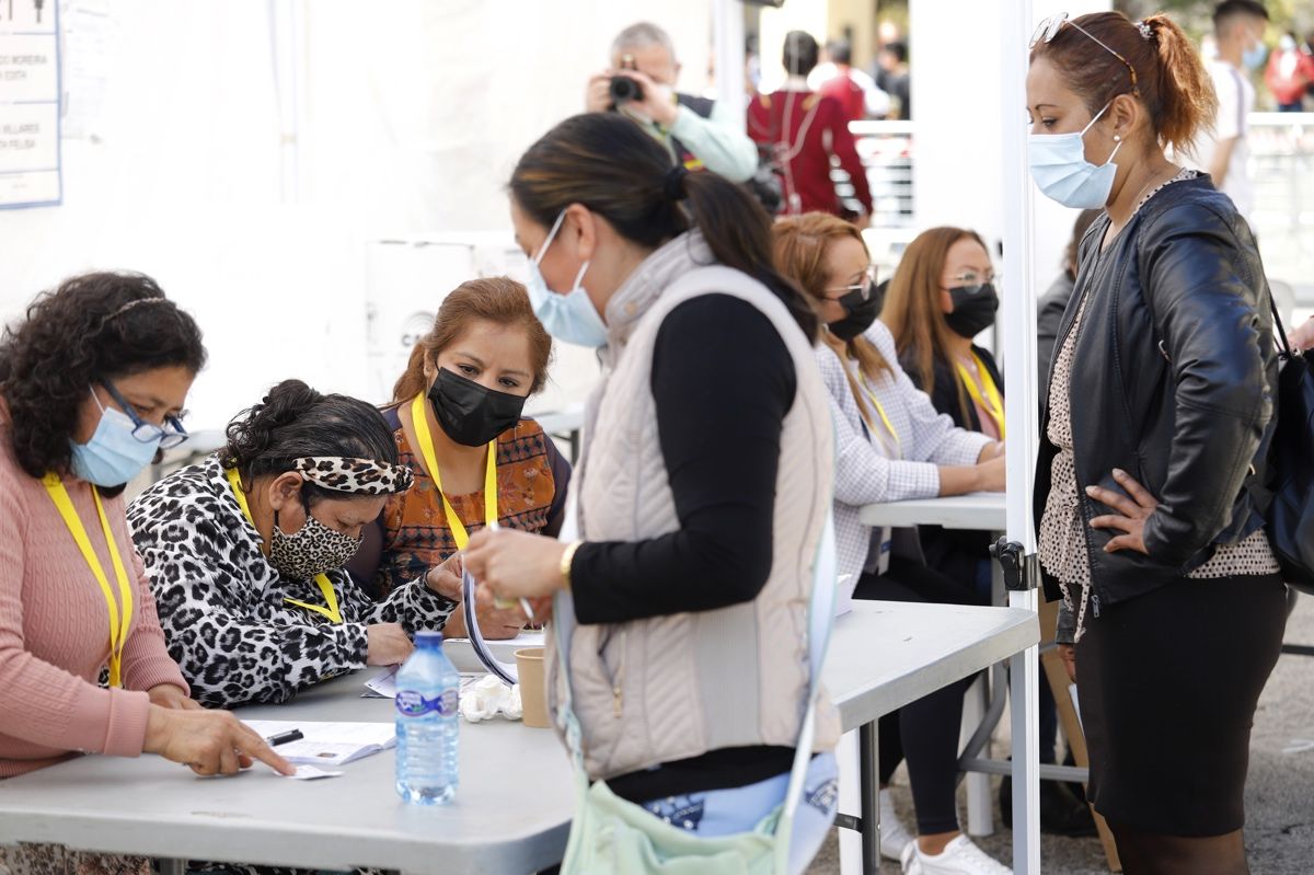 Los ecuatorianos residentes en la Región votan en las elecciones de su país