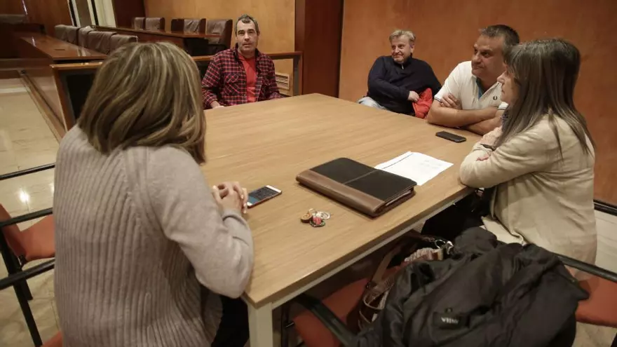 Los sindicatos municipales se encierran en el Ayuntamiento de Avilés