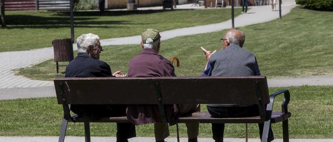 Pensionistas en un parque.