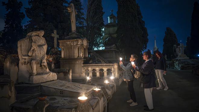De noche entre tumbas en el cementerio de Montjuïc, el mayor de Barcelona