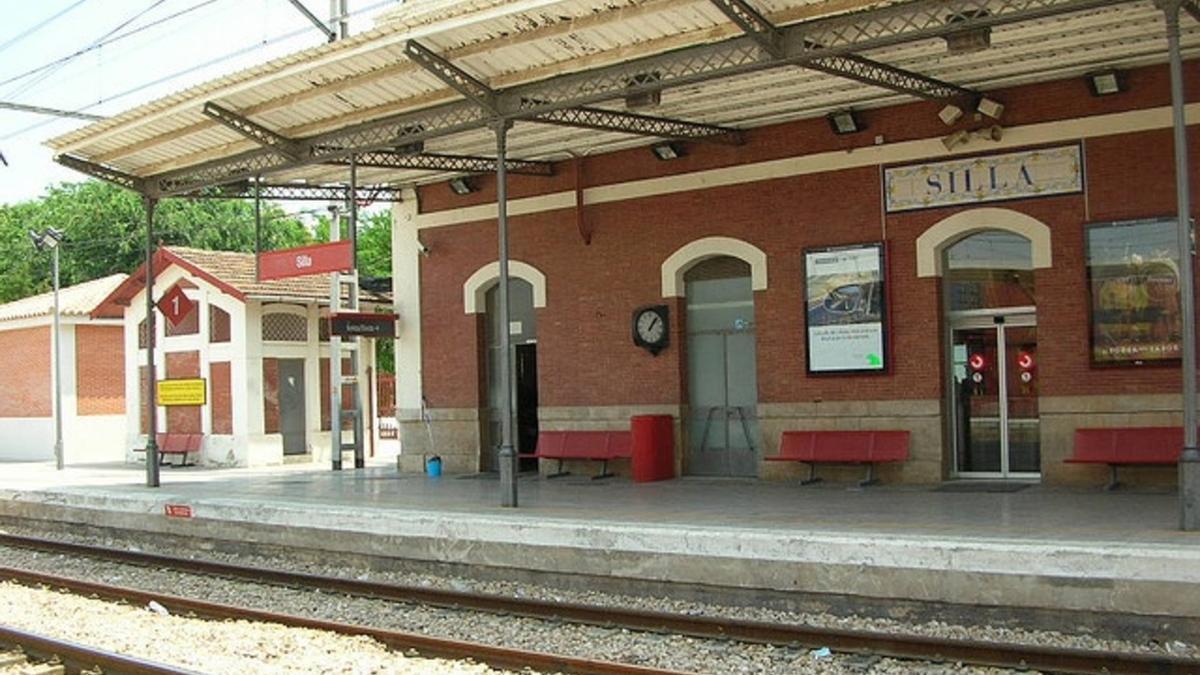 Estacion de Silla, del siglo XIX, con su marquesina que ahora se va a restaurar.