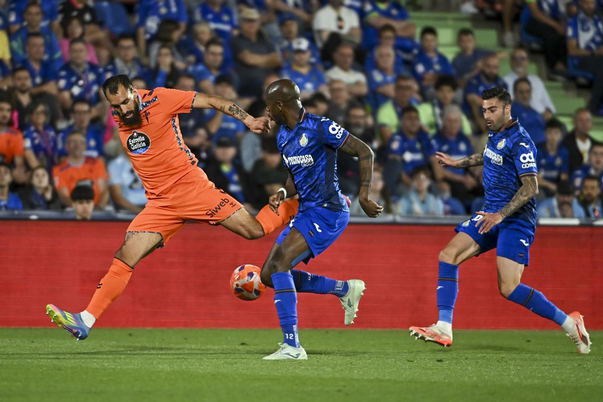 El delantero del Celta de Vigo Borja Iglesias (i) intenta controlar una posesión durante el encuentro correspondiente a la jornada 38 de LaLiga EA Sports entre el Getafe y el Celta de Vigo en el estadio Coliseum en Getafe (Madrid), este sábado. EFE/ Fernando Villar. (CELTA)