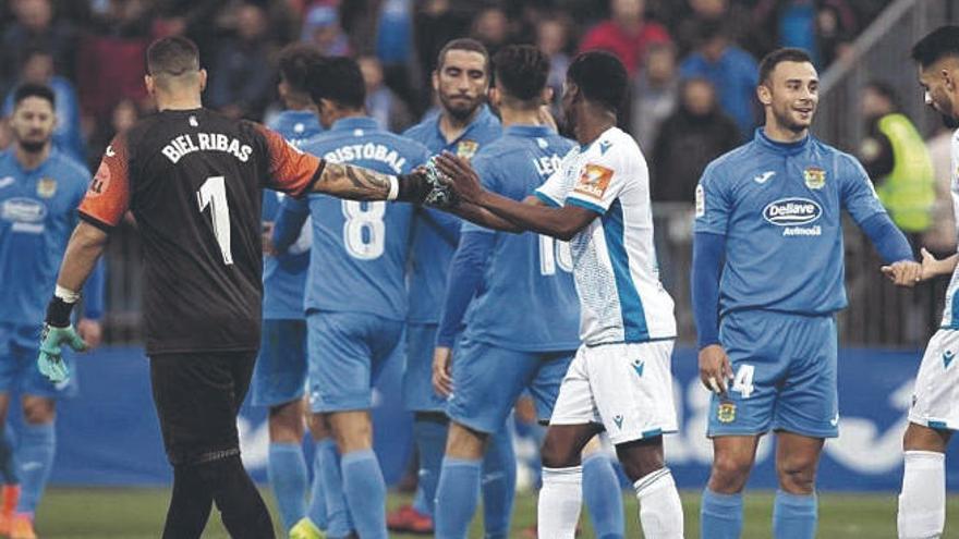 Los jugadores del Fuenlabrada y el Deportivo se saludan tras el partido de la primera vuelta.