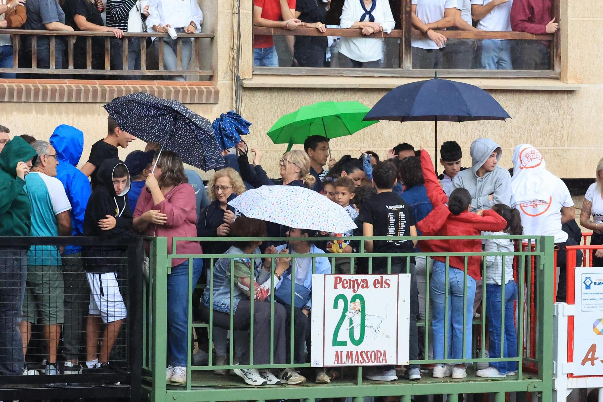 Galería de fotos de la penúltima tarde de toros de las fiestas del Roser en Almassora