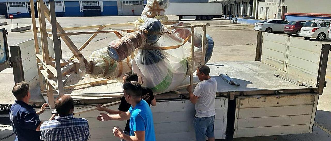 Una de las piezas que ha sido trasladada a la nave donde se guardarán los monumentos.