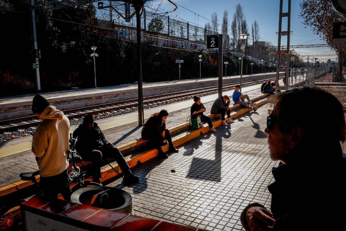 Apertura de la r3 de renfe entre la Garriga y Parets del Vallès. Usuarios esperando en el tren en la estación de Parets del Vallès. - AUTOR: JORDI OTIX