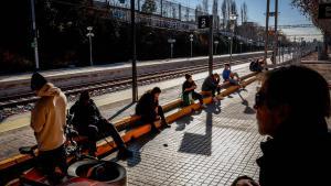 Apertura de la r3 de renfe entre la Garriga y Parets del Vallès. Usuarios esperando en el tren en la estación de Parets del Vallès. - AUTOR: JORDI OTIX