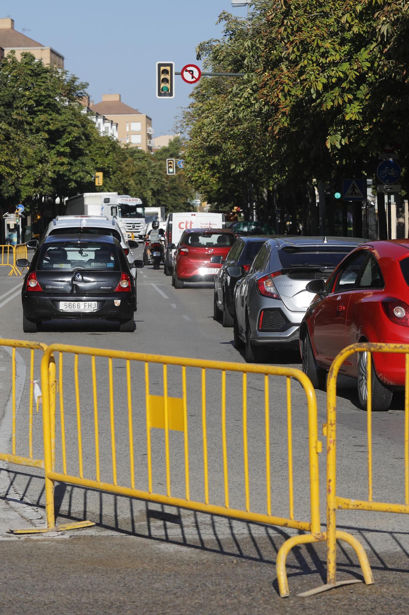 Una avaria enfonsa part de l'asfalt de la rotonda dels Països Catalans de Girona