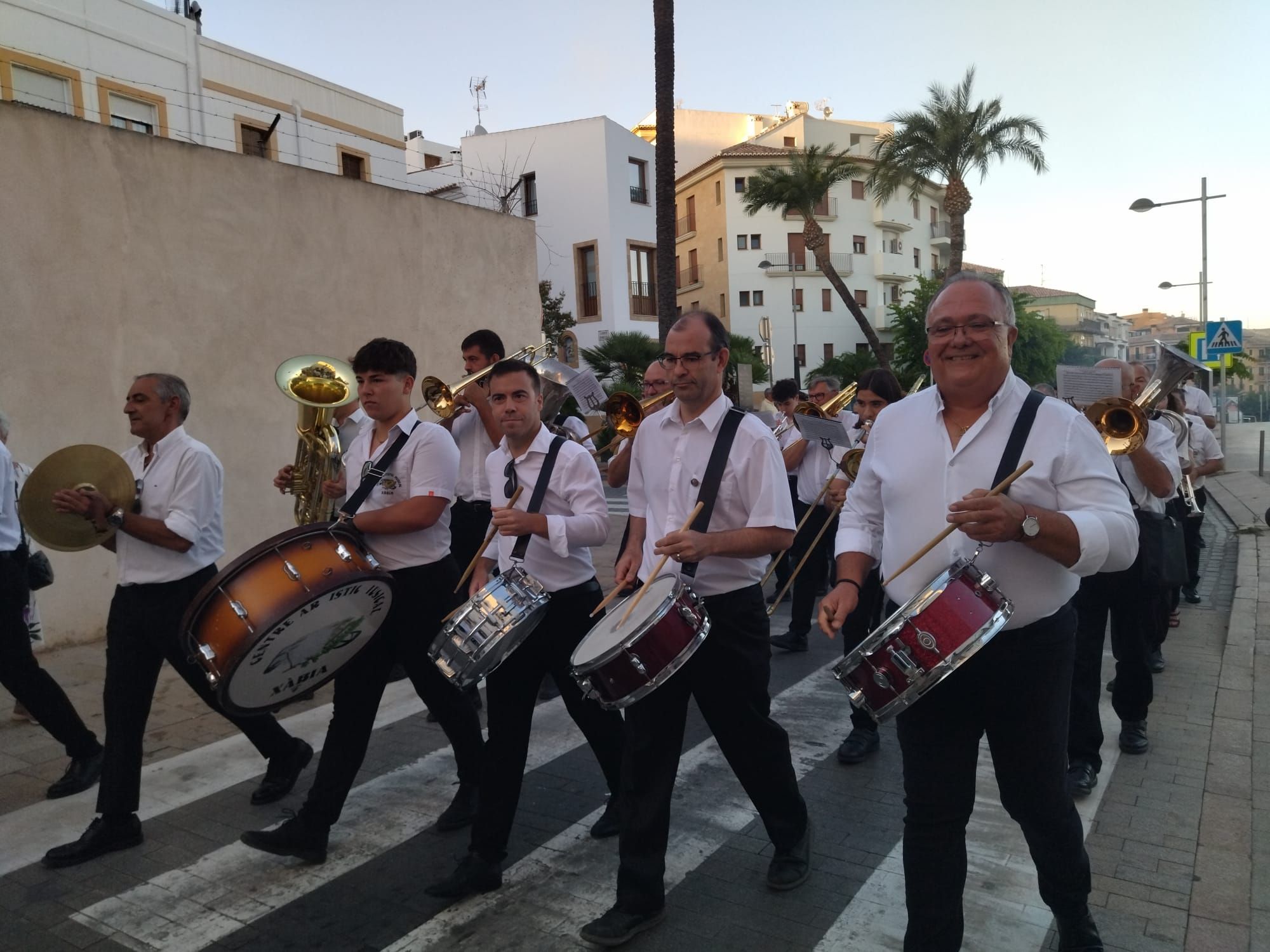 Xàbia, capital de la música: más de 800 músicos de toda la comarca llenan de vida las calles (imágenes)