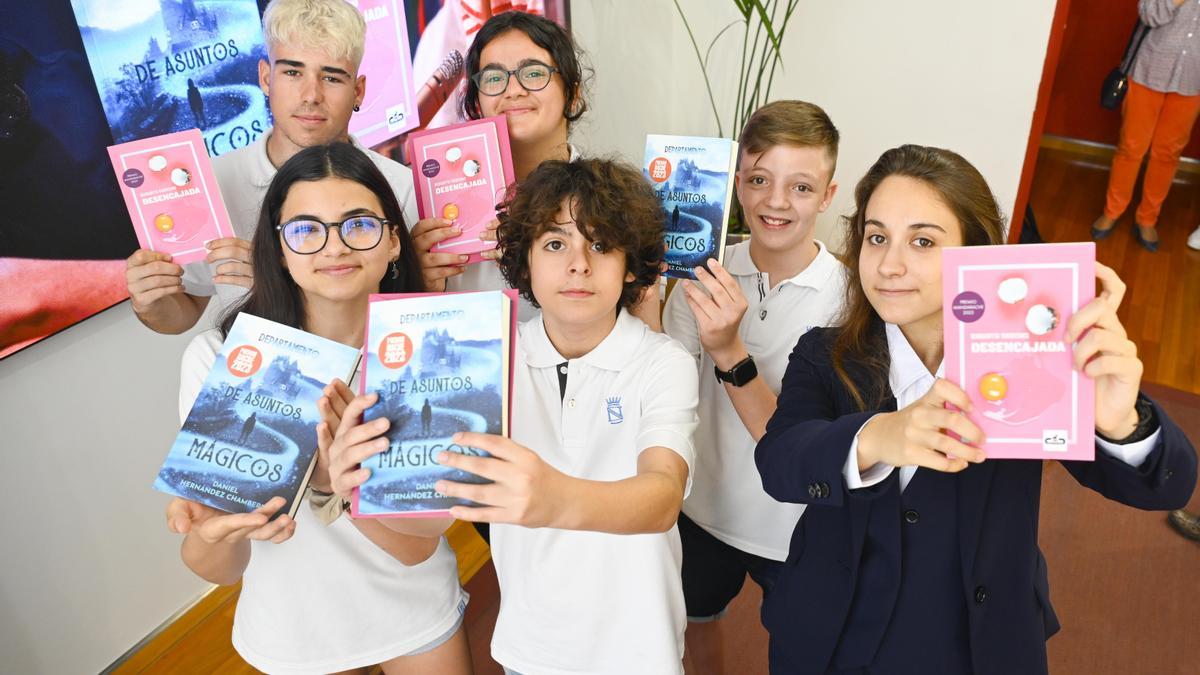 Alumnos del Colegio Narval posan con las obras ganadoras de esta edición.