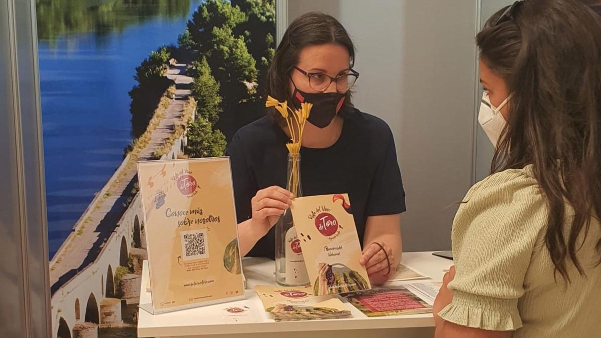 Stand de la Ruta del Vino de Toro, en una feria dedicada al turismo