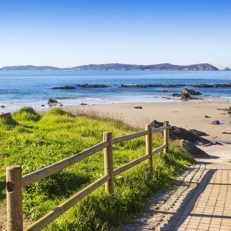La playa con vistas de infarto del Parque Nacional de las Islas Atlánticas donde podrás dormir este verano