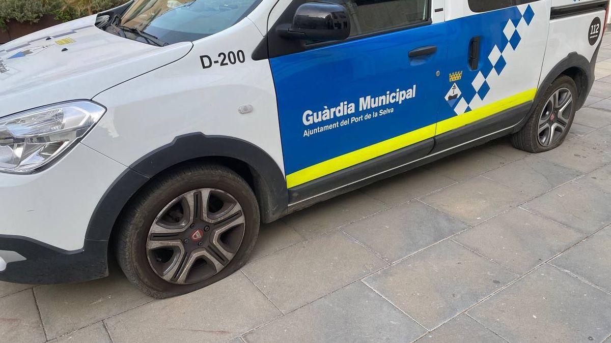 El vehicle de la Guàrdia Municipal del Port de la Selva amb les rodes rebentades