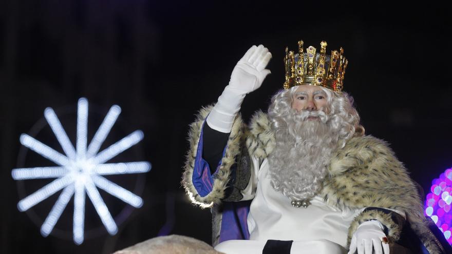 Los Reyes Magos llenan Alicante de ilusión con su cabalgata