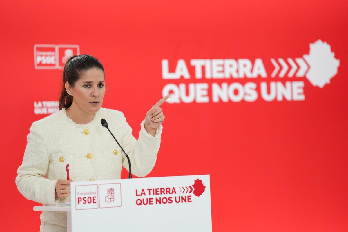 La portavoz del PSOE de Extremadura, Isabel Gil Rosiña, en una rueda de prensa en Mérida.
