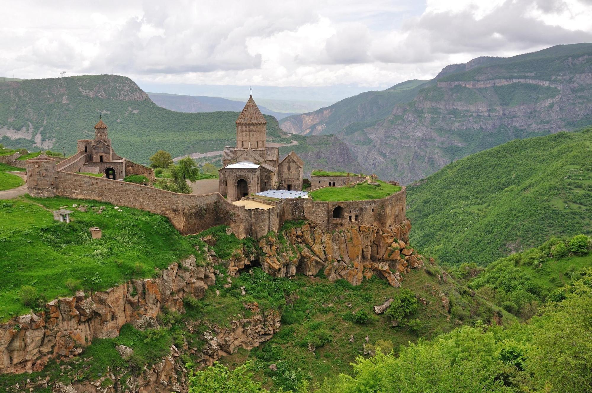 La belleza de las montañas de Armenia