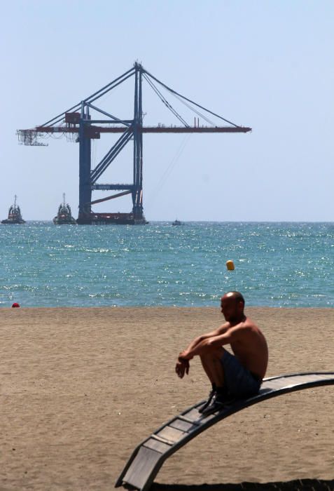 Las grúas del puerto de Málaga, camino de Valencia