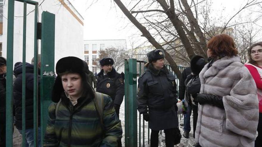 Un estudiante mata a un profesor y un policía en el asalto a una escuela de Moscú