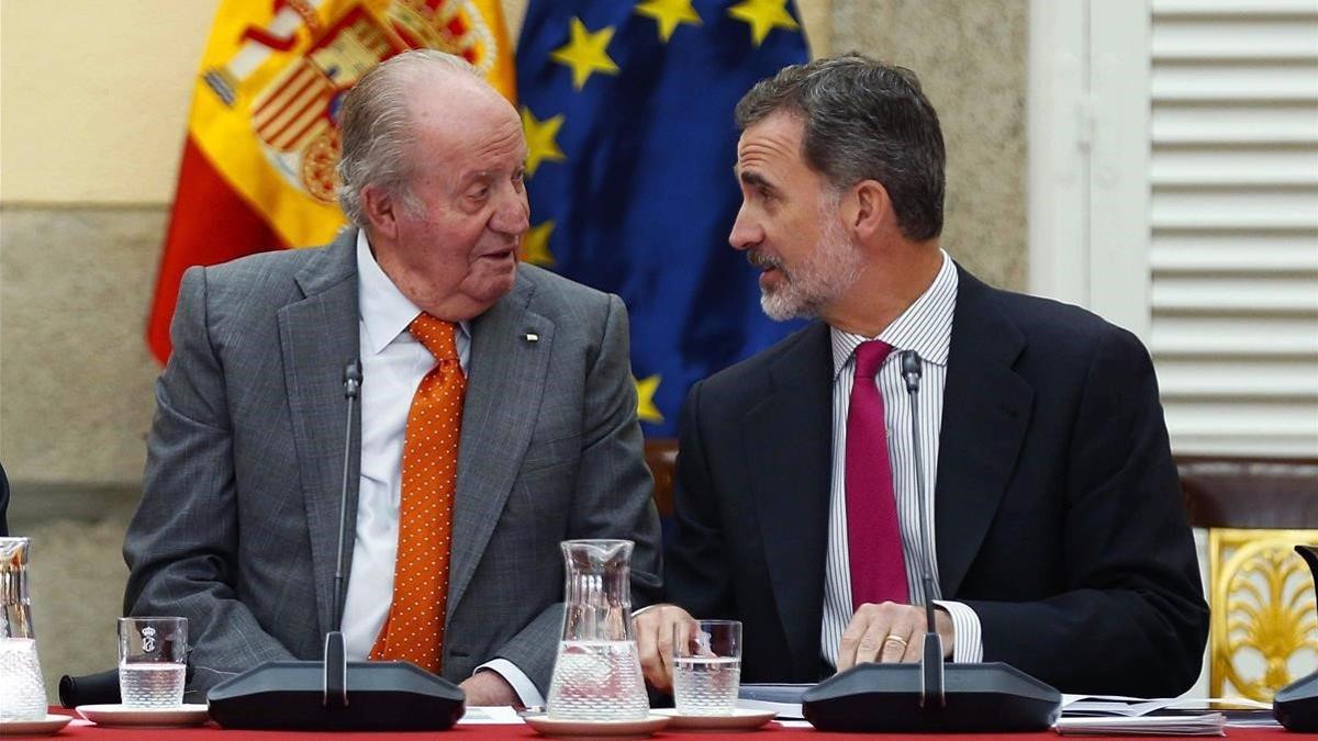 El rey emérito Juan Carlos I, junto a su hijo, el rey Felipe VI, el 14 de mayo del 2019