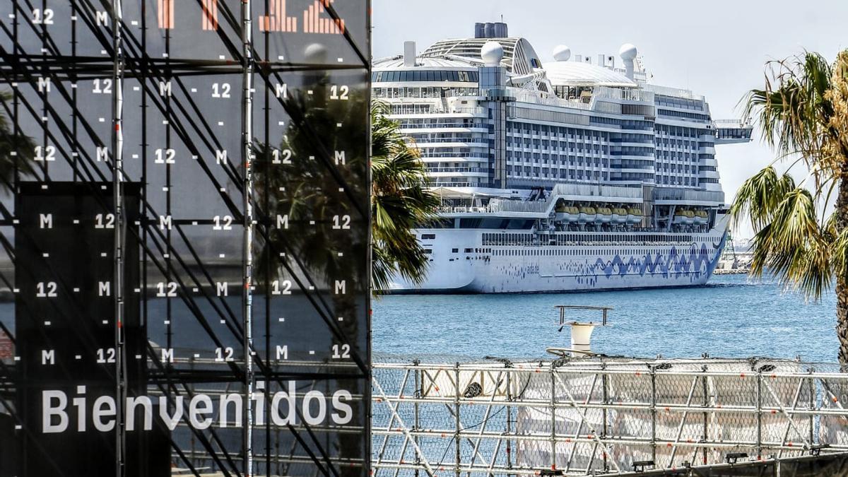 El crucero Aida Perla, de la naviera Aida Cruises, ha realizado esta mañana la que ha sido su primera escala en el puerto de Alicante.