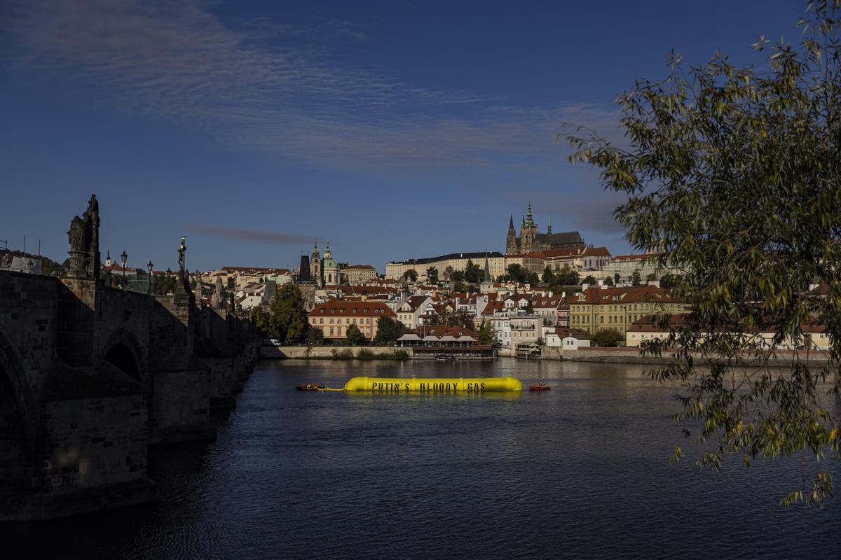 Greenpeace protesta con un gasoducto hinchable en Praga ante la cumbre de líderes europeos