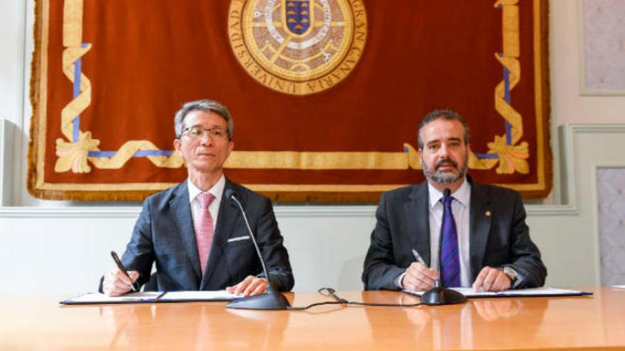 Jang-Woo Seo y Rafael Robaina durante la firma del convenio de colaboración.