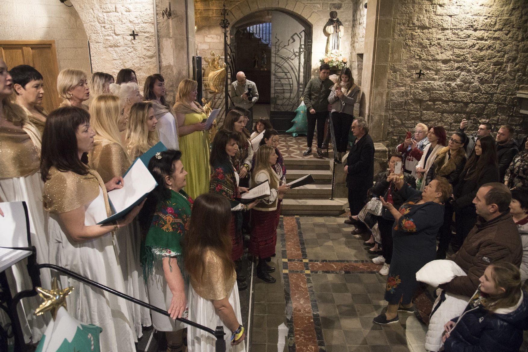 Les imatges de la celebració de centenars d'ucraïnesos al convent de Santa Clara