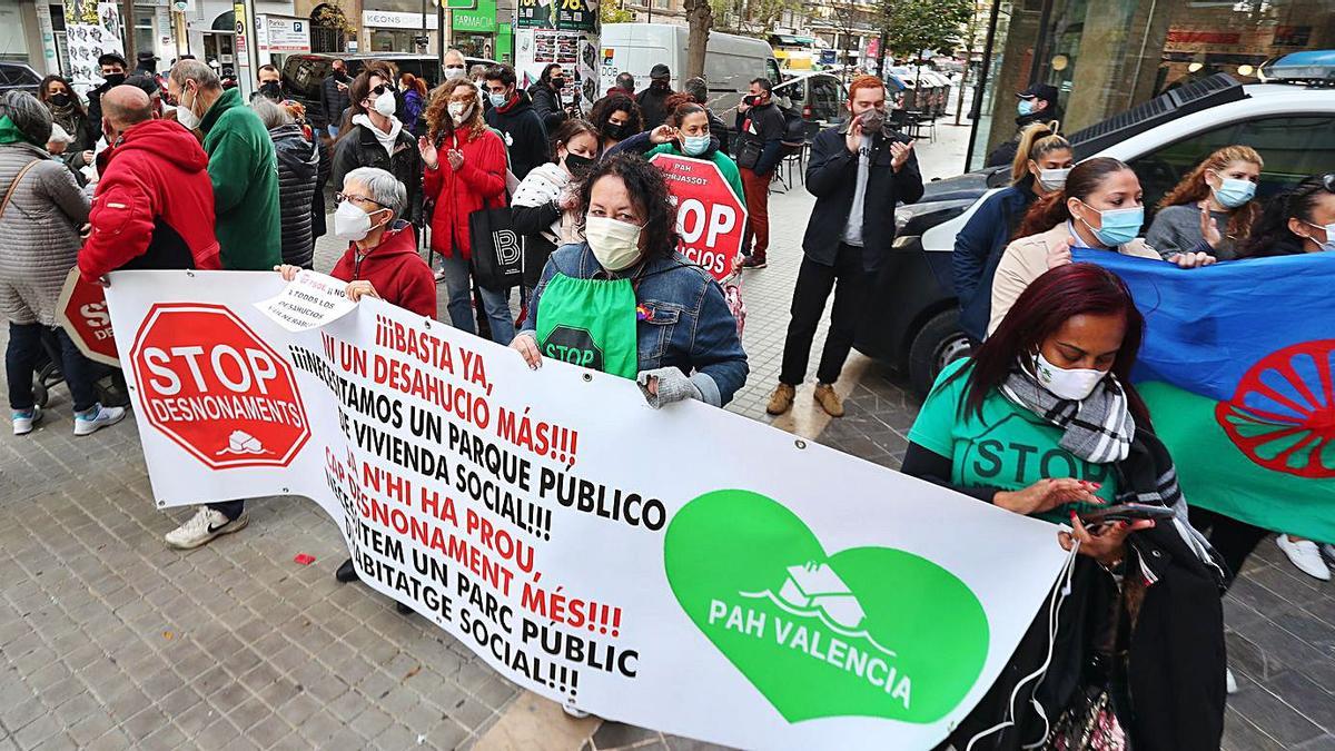 Participantes en la manifes-
tación de ayer por el centro
 de València.  paco calabuig