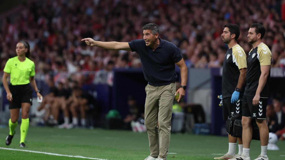 Juanfran Funes, este miércoles en el Metropolitano dando instrucciones en el Atleti-Málaga CF.