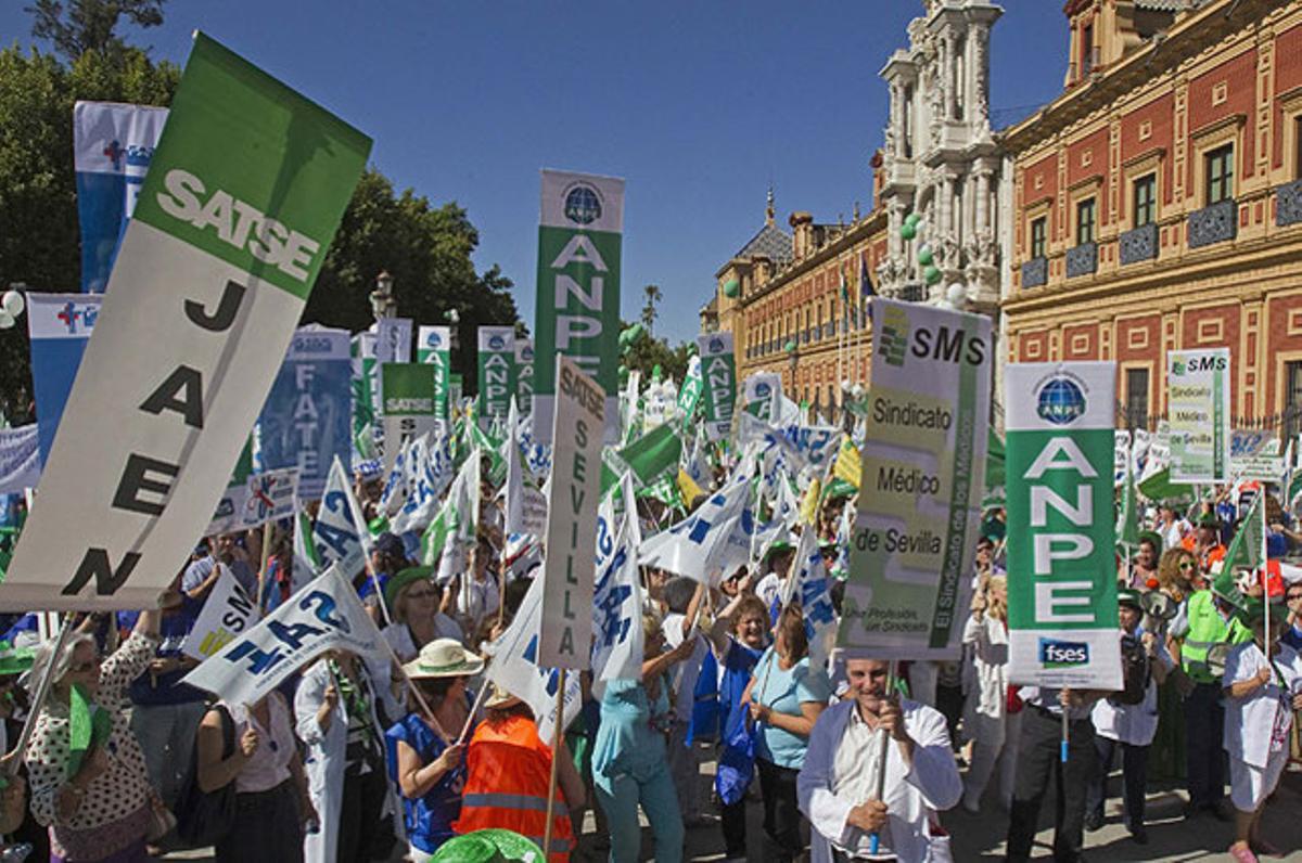 Milers de persones protesten contra les retallades de la Junta d’Andalusia i contra el deteriorament de les condicions laborals, davant de la seu del Govern andalús, a Sevilla.