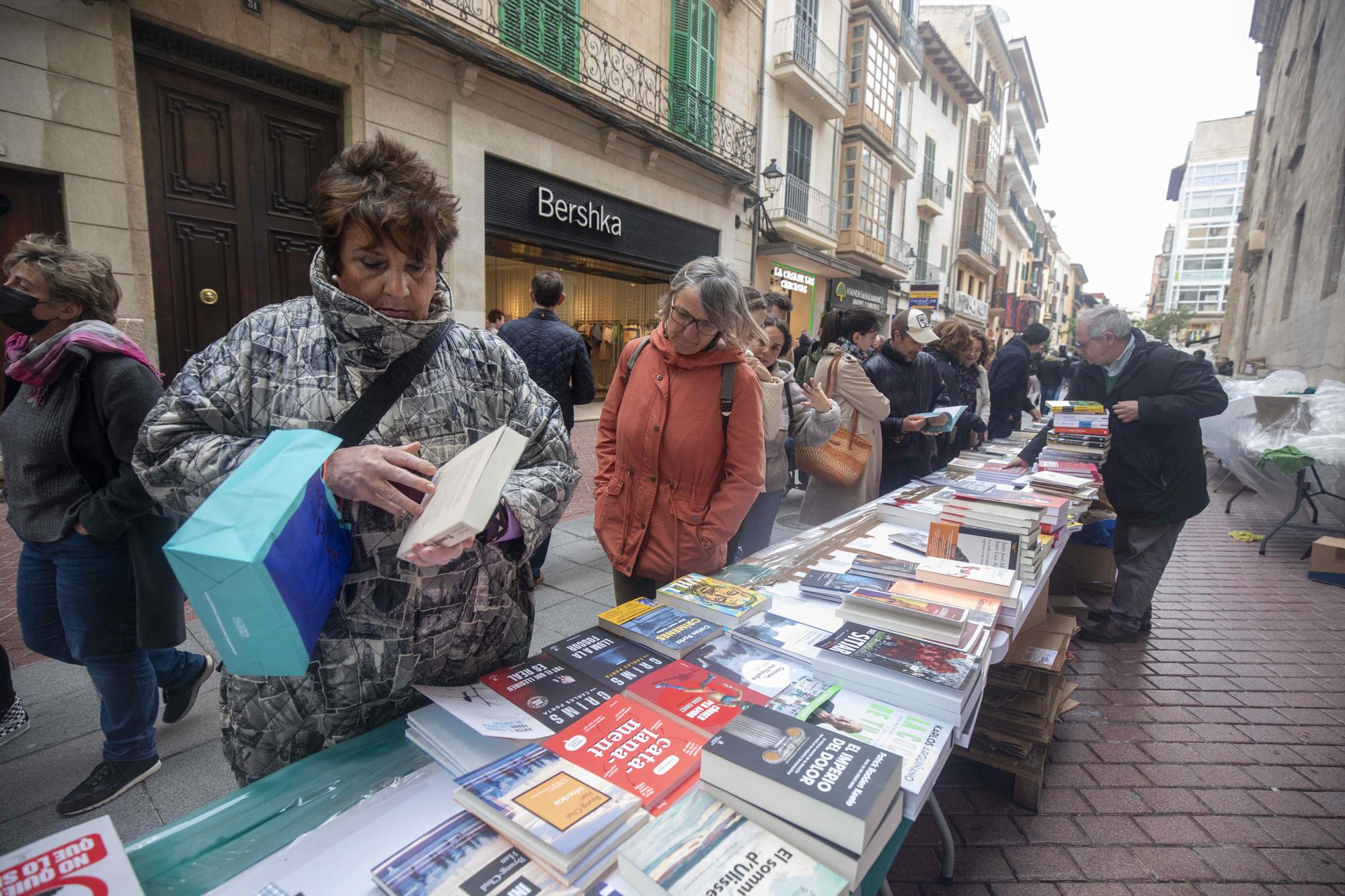 Sant Jordi en Palma revive tras la lluvia