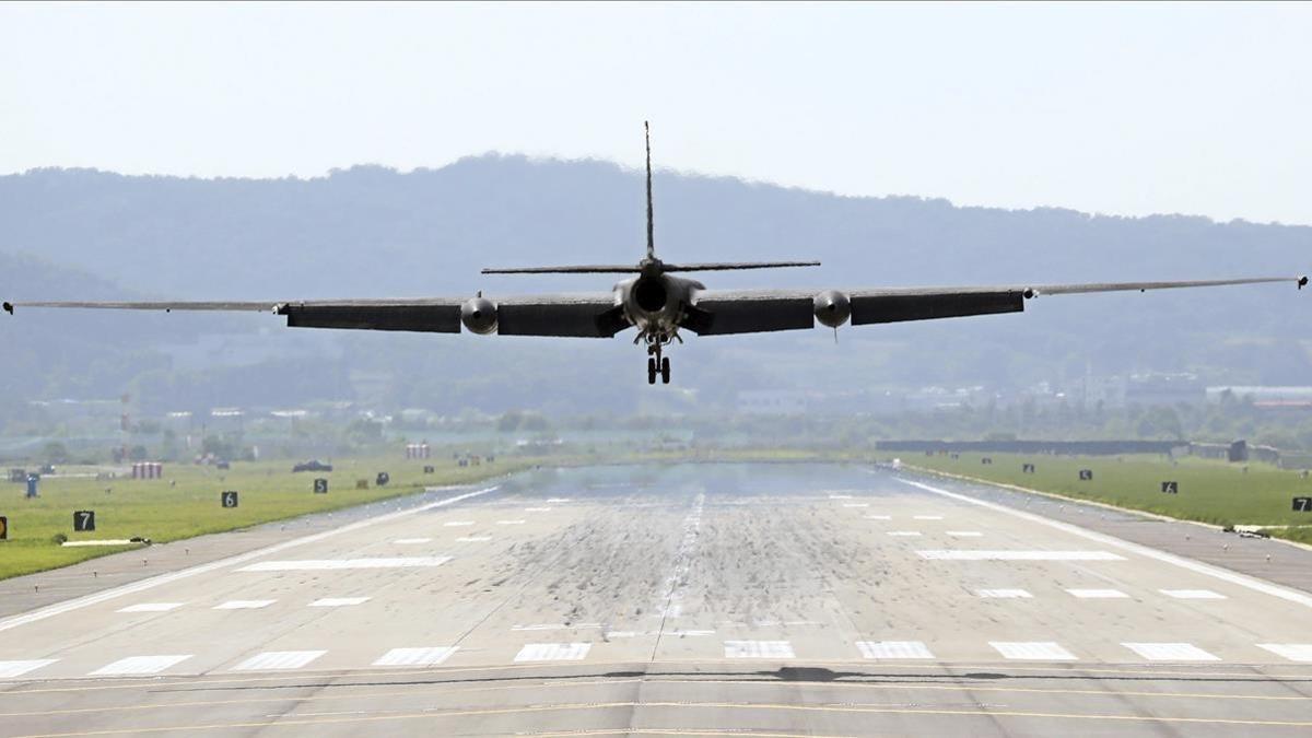 Un ultraligero aterriza en una base aérea. /