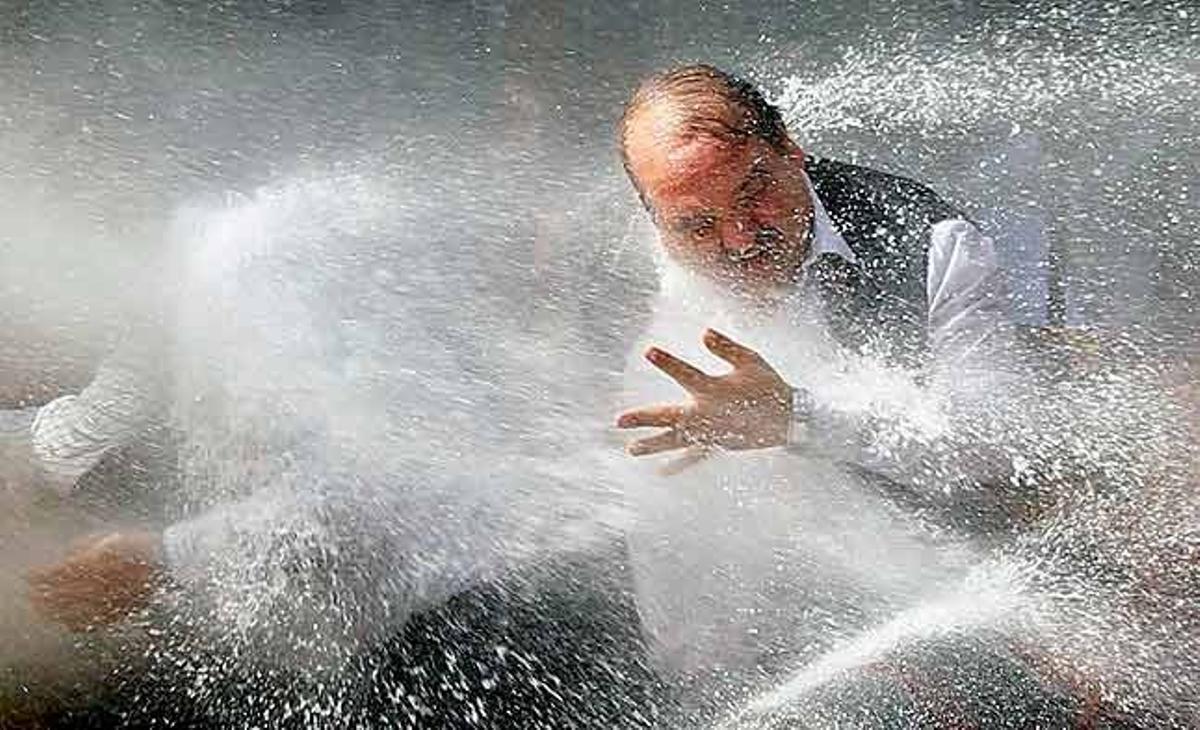La policia utilitza canons d’aigua per dispersar seguidors del Bharatiya Janata, principal partit d’oposició indi, durant una protesta a Nova Delhi (Índia) per la pujada del preu del combustible.