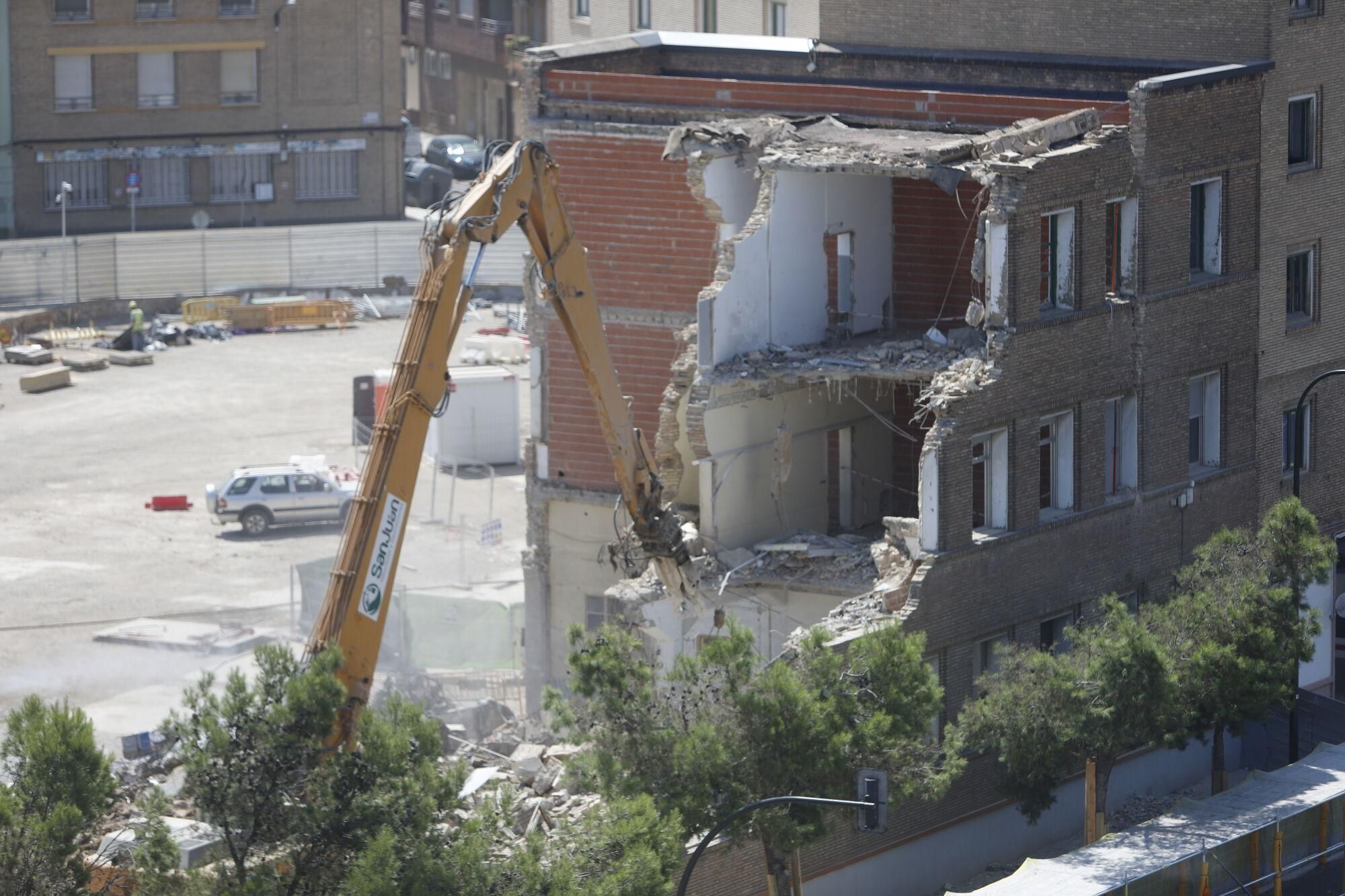 Así avanza el derribo de la comisaría de Mayandía
