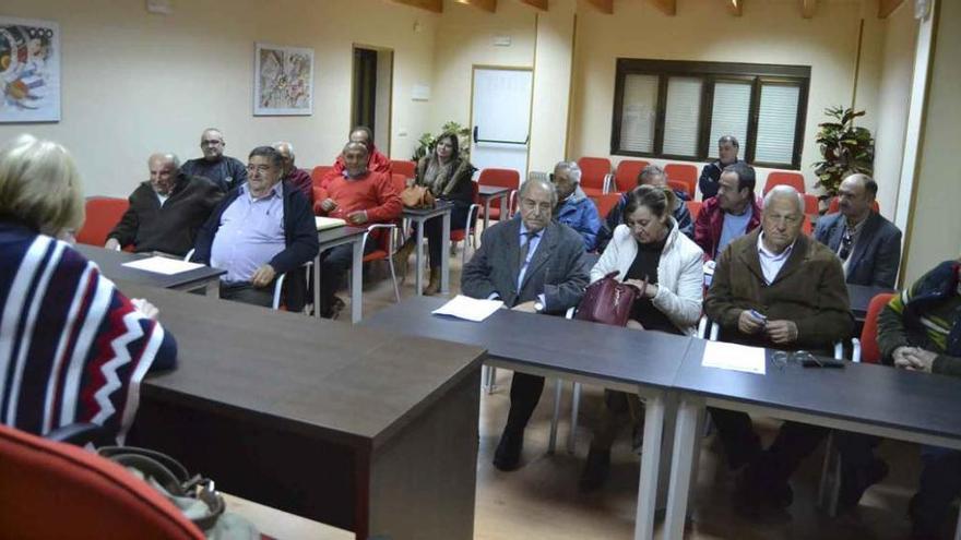 Alcaldes y concejales de la Mancomunidad Sanabria y Carballeda durante la última reunión.