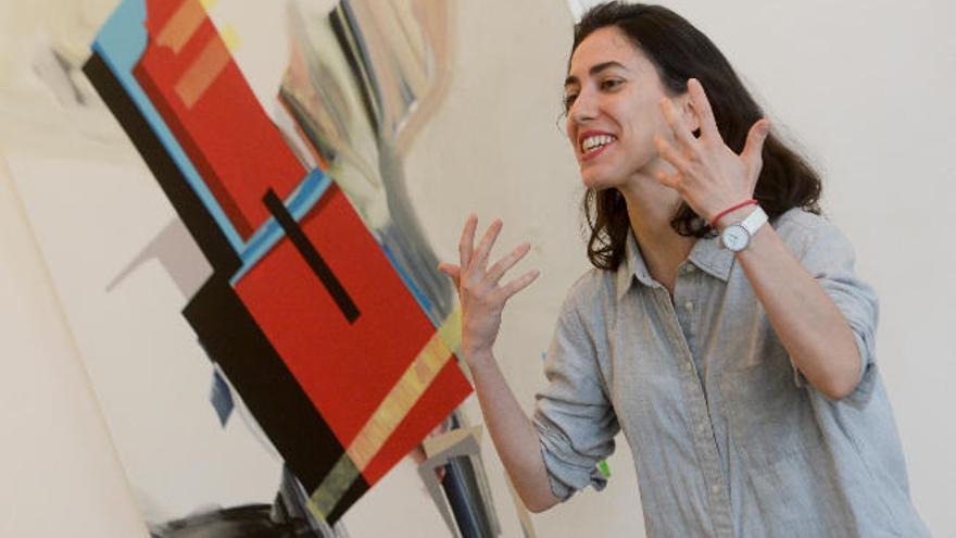 La artista cántabra Vicky Uslé, junto a uno de sus cuadros de &#039;Akilón y Katsura&#039;, en la galería Manuel Ojeda.