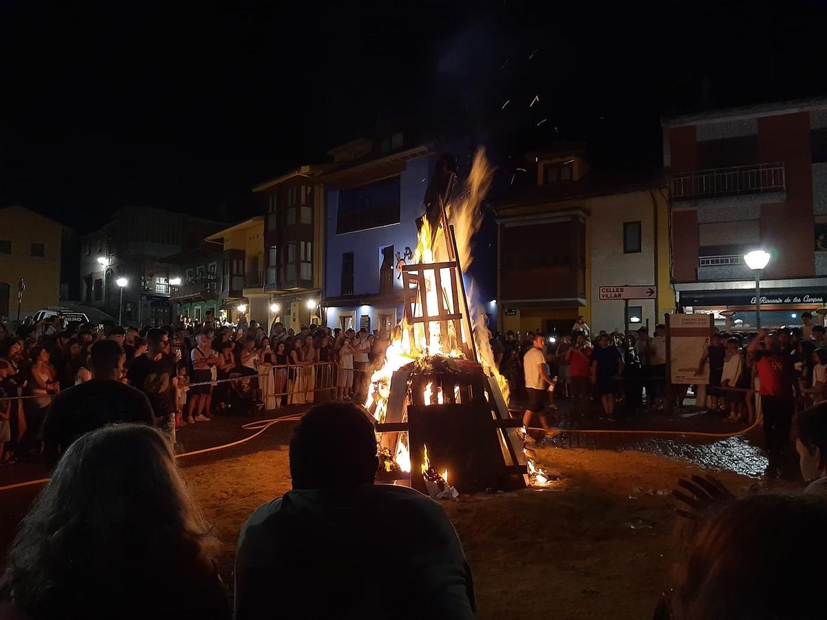 Los solteros plantan el álamo por San Juan en la Pola