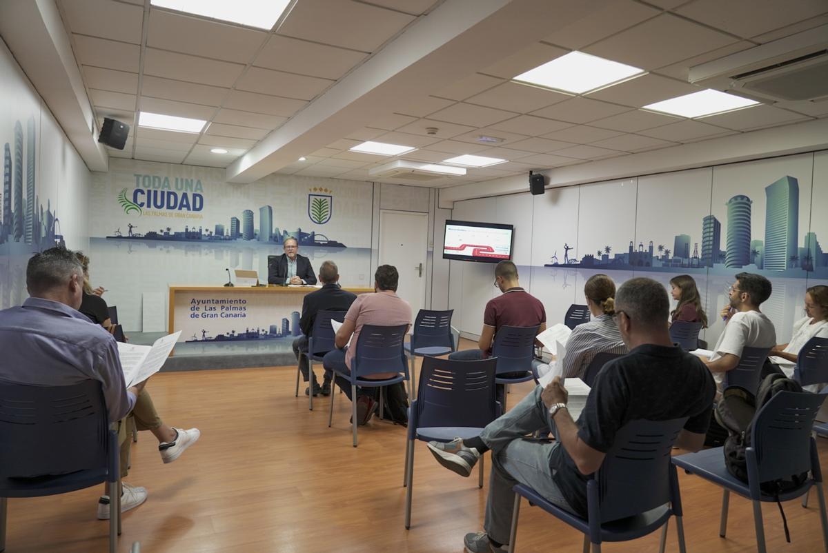 El concejal de Movilidad, José Eduardo Ramírez, presenta la nueva ordenanza municipal.