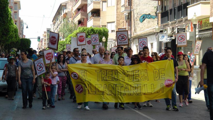 Cientos de manifestantes durante una protesta en la calle Mayor de Alcantarilla hace seis años.