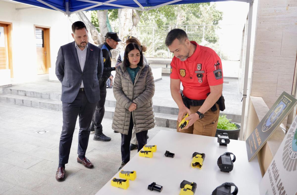 El concejal de Seguridad, Josué Íñiguez, la alcaldesa, Carolina Darias, y el responsable del armero de la Policía Local, David Taboada.