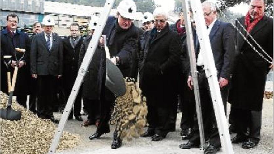 Artur Mas llança una palada de terra damunt la primera pedra de la nova planta de sal vacuum de Súria