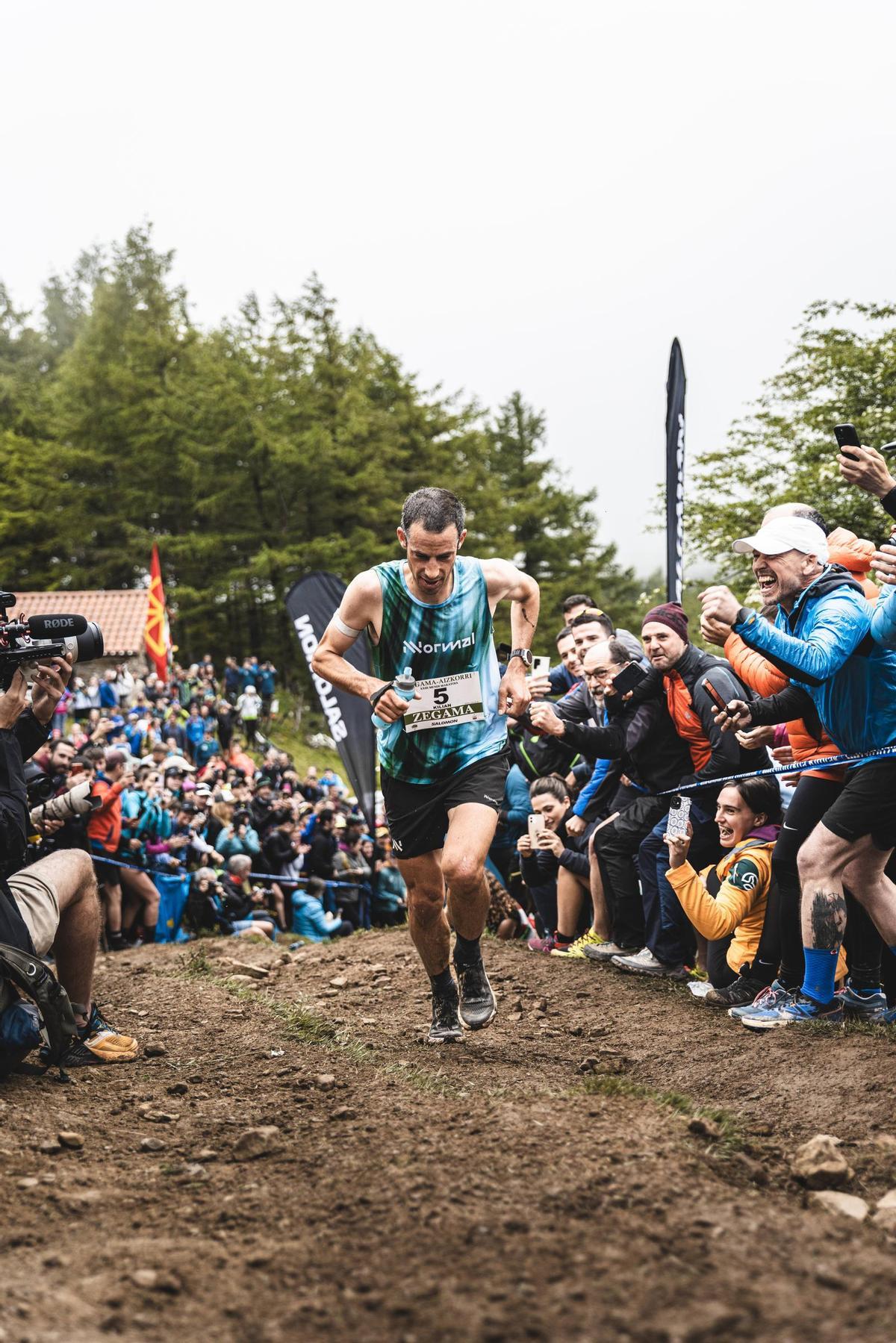 Kilian Jornet durante la subida en Sancti Spiritu en la edición 2024 de la Zegama Aizkorri