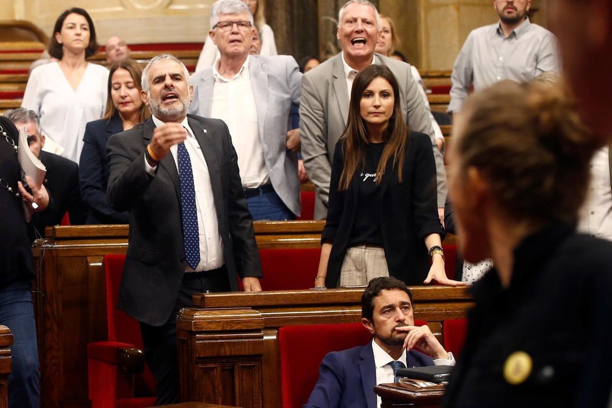 GRAF9268. BARCELONA, 26/09/2019.- El diputado de Ciudadanos Carlos Carrizosa (i) durante la tensa bronca entre diputados independentistas y la bancada de Ciudadanos en el debate de política general en el Parlament. EFE/Quique Garcia