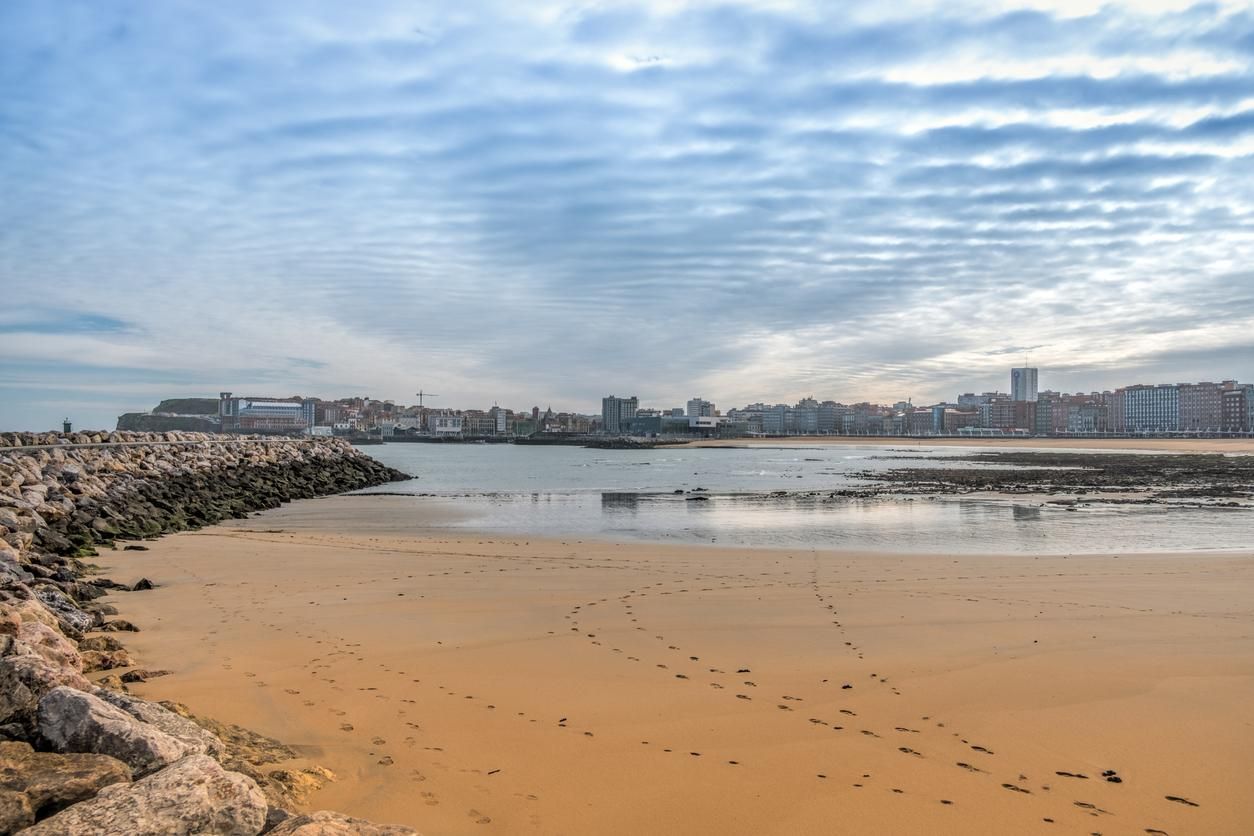 Vista de la playa de Poniente y el paisaje de la ciudad.