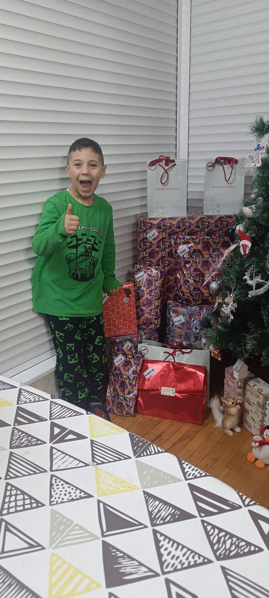 Xian, de 6 años,  abriendo sus regalos de Reyes Magos