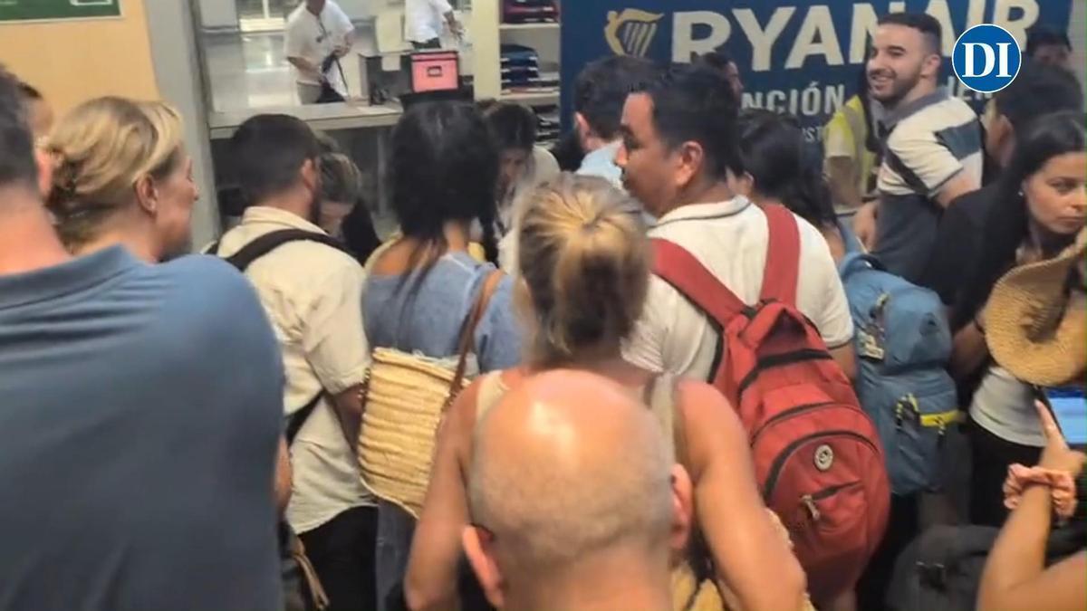 Vídeo: Pasajeros del vuelo de Ryanair cancelado expresan su malestar a la empresa.