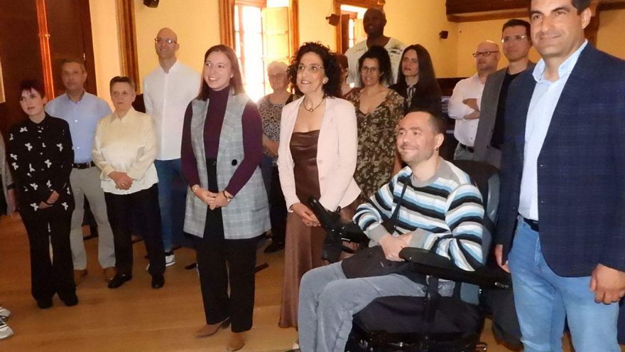 Representantes de la Xunta, miembros de la entidad y voluntarios, ayer en el Liceo. | // F. CASANOVA